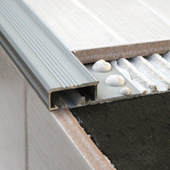 Kāpņu profils 0,92m/26*10/zelts matēts Kāpņu profils 0,92m/26*10/zelts matēts