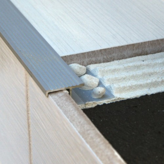 Kāpņu profils 2,8m/19*10/sudrabs anod. Kāpņu profils 2,8m/19*10/sudrabs anod.